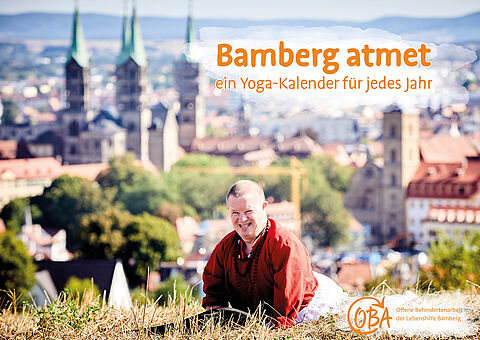 Das Bild zeigt das Titel-Bild des OBA- Kalenders. Ein Mann macht Yoga im Hintergrund ist die Stadt Bamberg zu erkennen.